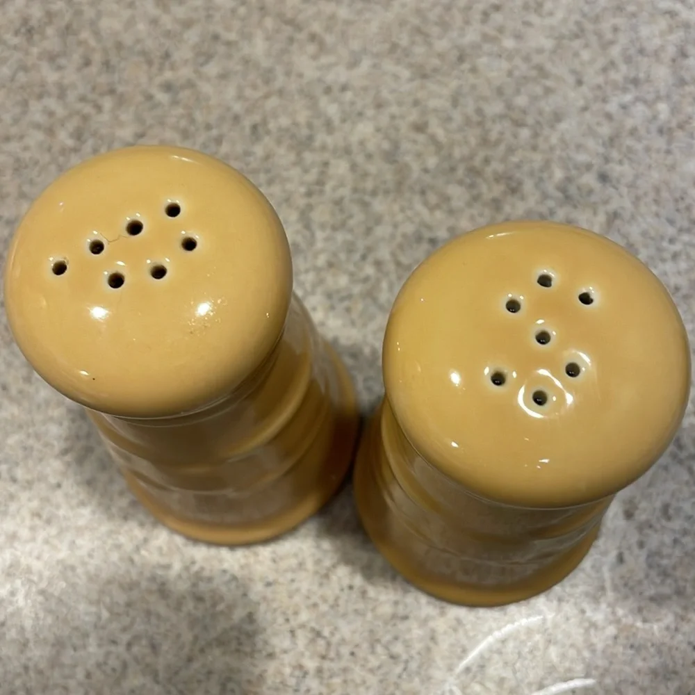 2003 Longaberger salt and pepper shakers with coverlet and handmade basket - Picture 10 of 13